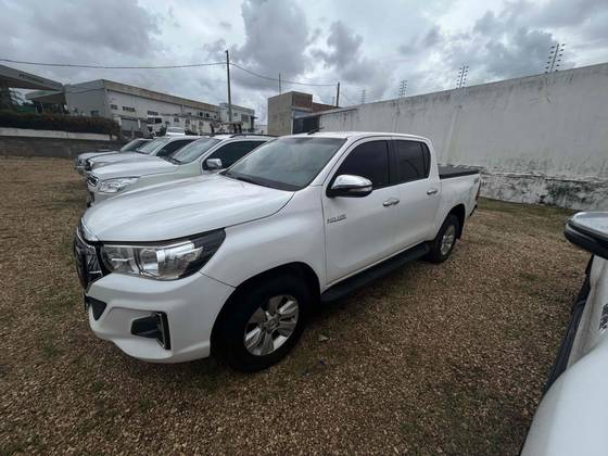 TOYOTA HILUX 2.8 SR 4X4 CD 16V DIESEL 4P AUTOMÁTICO TOYOTA HILUX 2.8 SR 4X4 CD 16V DIESEL 4P AUTOMÁTICO
